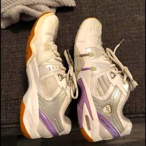 Yonex size 7 court shoes